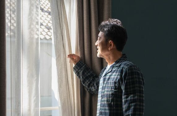 休日は家から出ません…質素倹約に努めた69歳元会社員、資産6,200万円・年金17万円で「何の不安もない老後」だが、脳裏にチラつく「人生への後悔」