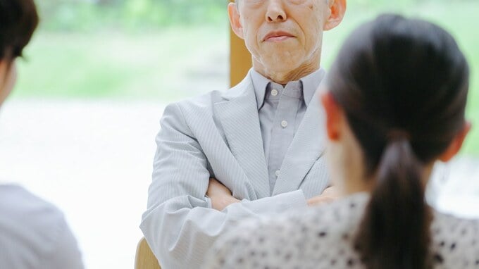 「“家庭を守る”のは女の役目じゃないのか」義父のひと言に…共働き妻が黙って差し出した〈源泉徴収票〉