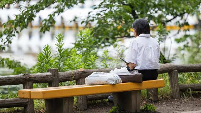 「働きに出たいけど…」82歳父の在宅介護を続ける48歳娘。〈貯金1,200万円〉も減り続け、3年で見えた「限界」