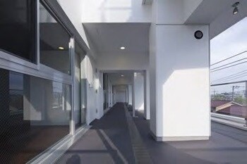 路地のような共用廊下を持つ（川崎）
