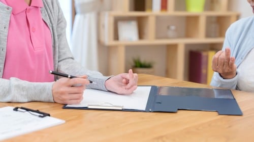 信頼できるケアマネを中心とした利用者のネットワークができあがるという。（※画像はイメージです／PIXTA）