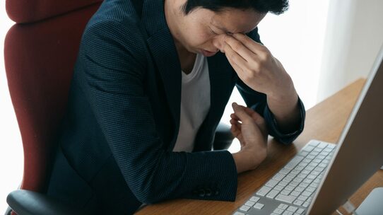失明リスクが潜む場合も…「夕方になると見えにくい」の原因【眼科医が解説】
