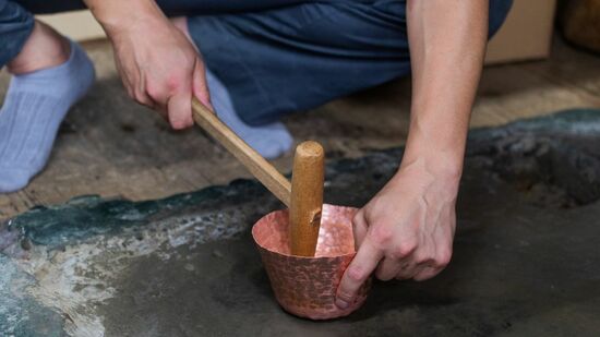 三条市、伝統の銅器製作