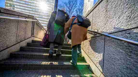 「帰省もしない、電話もしない」息子の決断に絶句…。〈年金月17.5万円〉70代夫婦が迎えた孤独な老後
