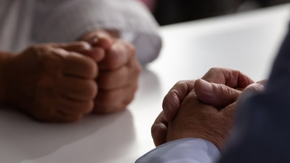 年金合計30万円受給予定の夫婦、65歳まで余裕の「無収入生活」のはずが…熟年離婚の危機を招いた、書斎の引き出しの「恐るべき中身」