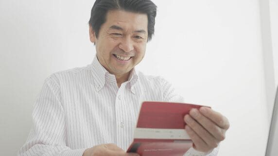 通帳を見ることが至極の喜びでした…平均的年収だった65歳元会社員「あらゆるムダを排除・家族を監視」の倹約人生の賜物「年金月32万円・貯金1億円」で老後突入も、退職3日後。64歳妻に絶叫したワケ【CFPが解説】