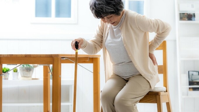 1日60秒、腕を伸ばすだけ…長年の「腰の痛み」が消える意外な新習慣「天まで届け体操」とは？