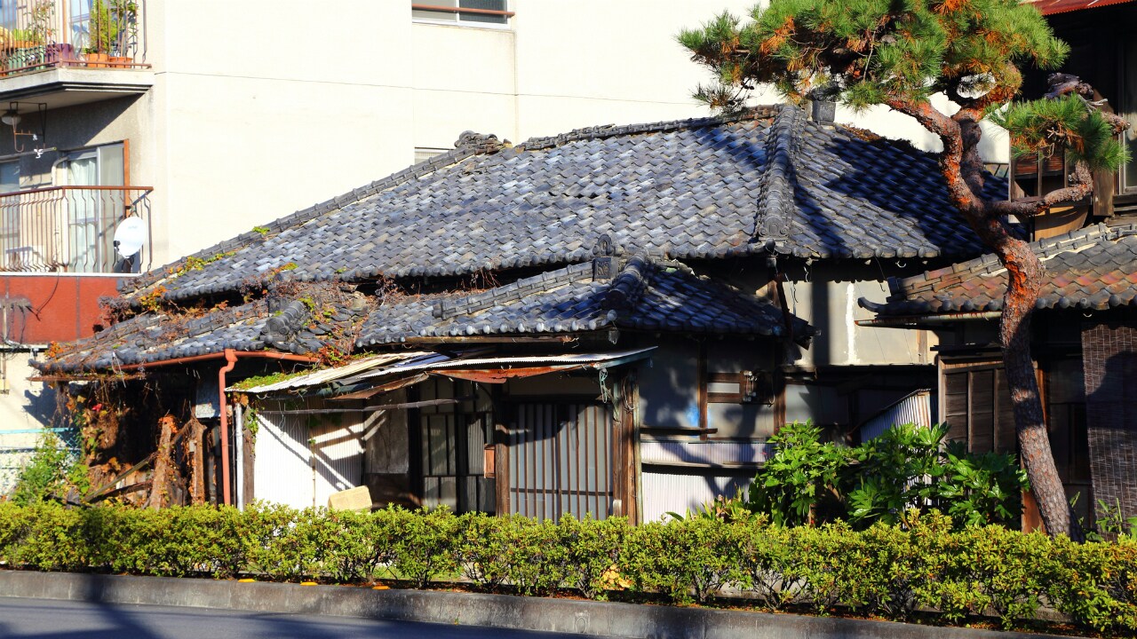 周辺環境に悪影響を及ぼす「空き家」は撤去できるか?