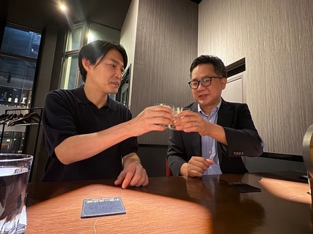 （左から）ウイスキーBar「お酒の美術館」に加盟したK氏とNBG取締役事業統括本部本部長の長田隆志氏