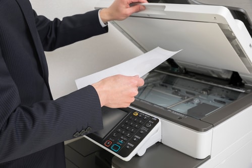 コピーを取るのは納税者の義務ではないが…？ （画像はイメージです／PIXTA）