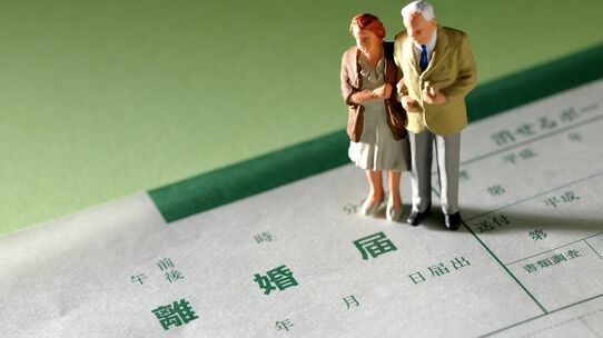 元エリート夫「年金400万円・貯蓄6,500万円」のはずが「貧困老人」へ…定年退職翌日、妻から放たれた「驚愕のひと言」【FPが解説】
