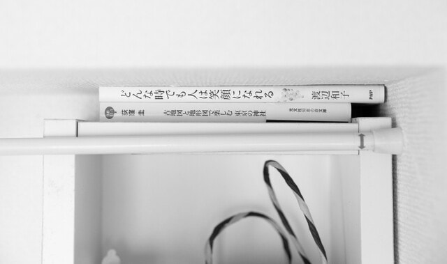 棚と天井の数センチ程度のスペースには本を挟んで固定する