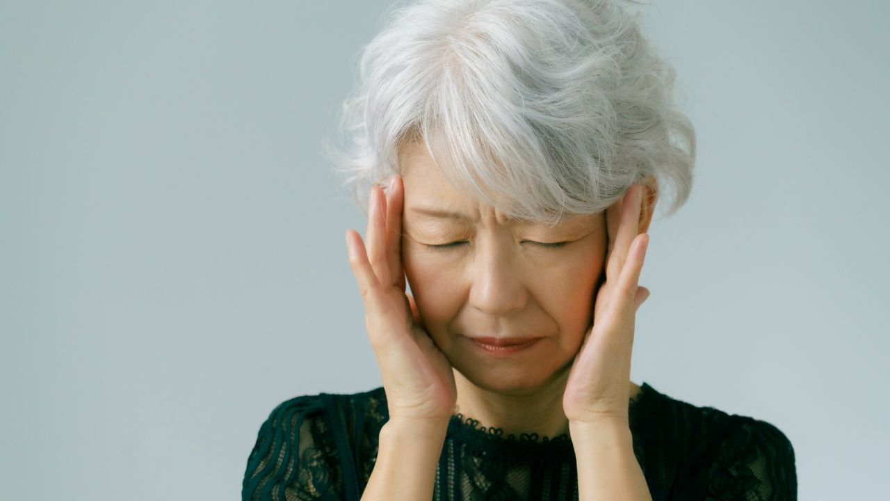 どうして、こんなことに…。年金月12万円・74歳のおひとり様女性、貯金通帳に衝撃。身に覚えのない「支出の正体」