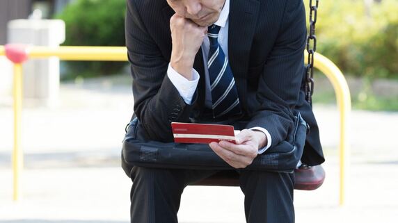 「この数字、何かの間違いだろ…」〈年収750万円・57歳会社員〉、妻から差し出された通帳が突きつけた現実