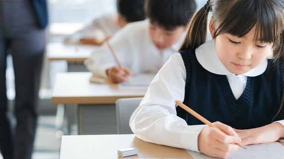 「せっかくなら孫は私立一貫校へ」…私立小の学費は公立の〈約5倍〉。祖父母の老後資金を食いつぶす“教育費の現実”【作家・佐藤優の助言】