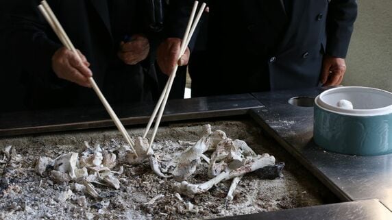 遺産はゼロだと思っていたのに…年金月6万円の90歳・人間不信の父、老衰。54歳息子が一人で行った火葬後、「オヤジの口」から出てきた“金色の宝”【FPが解説】