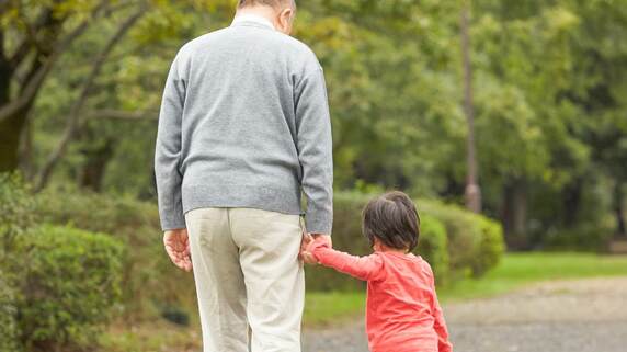もう限界かもしれない…〈年金月32万円・貯金4,500万円〉定年を迎えた65歳夫婦。「可愛いはずの孫」に感じ始めた〈違和感〉の正体