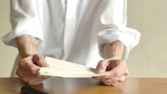 「助けてちょうだい」…〈遺族年金月7.7万円〉通帳を握りしめ泣く母の姿。「優しかった亡き父」に娘、恨み節のワケ