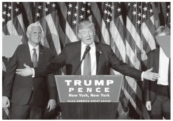 勝利演説をするドナルド・トランプ氏。左は副大統領のマイク・ペンス氏（ロイター＝共同）