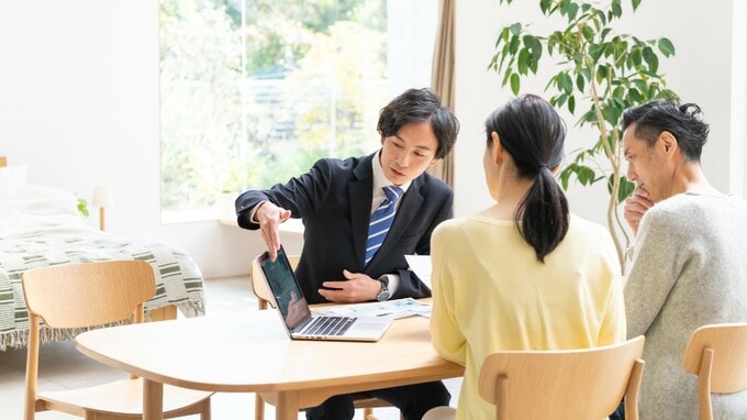 お客様にピッタリの保険、ご紹介します。もちろん無償で…親切な提案にホクホク契約も、あとから知った〈商品の実態〉に戦慄【経済評論家が警告】