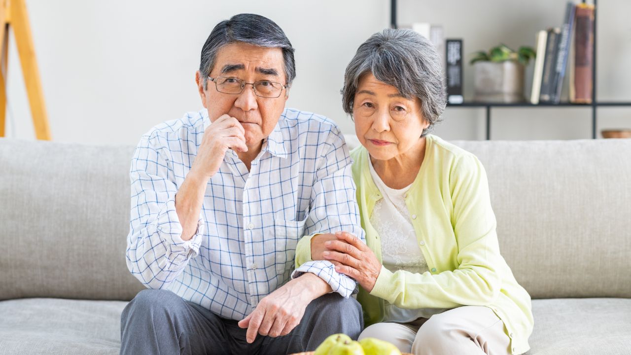 「涙が出そうです…。」30年住宅ローンを60歳で完済した夫。〈月収45万円〉だった現役時代を懐かしむ妻〈定年後の想定外〉に絶句