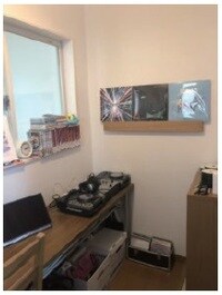 ターンテーブルにアナログレコードとモテ要素も満点な空間だけに2畳の残念さが切ない。