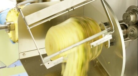 機械が自動でサイズを検知し、最適な厚さで皮むきを実施