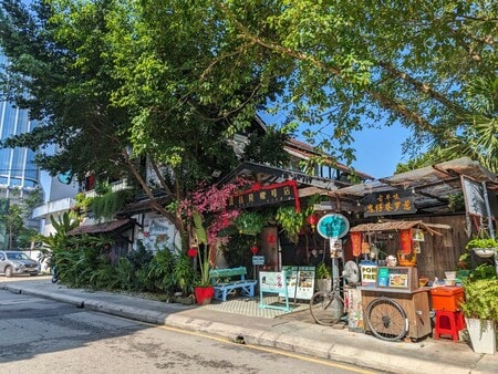 チャイナタウンのカフェ(トースト:5.8リンギット=約180円、コーヒー:3.9リンギット=約120円)