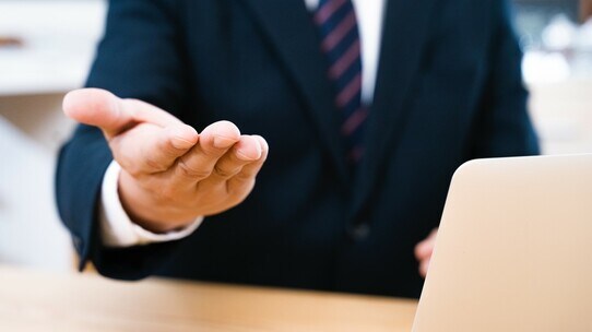 銀行員「あなたのために言ってます」に騙されるな!鵜呑みにしたら「勝手に財産を処分」され…。銀行が“ゴリ押し”する「成年後見制度」の“真実”【行政書士が解説】
