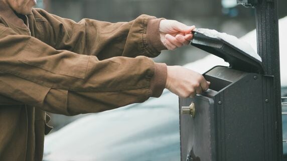 「年金月6万円」と「娘の仕送り月3万円」で暮らす76歳生活困窮の母。年金機構から「緑色の封筒」が届き、救済されるはずが…年金をもらい損ね、絶望 【FPの助言】