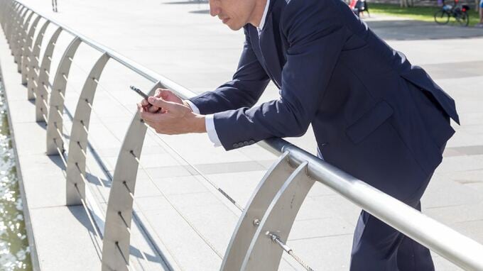 「課長になれば安泰」45歳大手企業サラリーマン、〈年収1,000万円〉で迎えた給料日。通帳を見て思わずつぶやいた一言