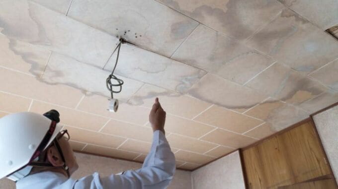 賃貸アパート入居者が「雨漏り修繕」を拒否！工事ができない…どう対処する？【弁護士が解説】