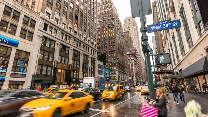 米国とヨーロッパの中央銀行がさらなる利上げに踏み切り、市場は警戒ムード。中国の追加経済政策への期待から、香港株は反発