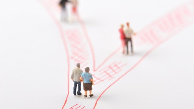 延長雇用には応じない、定年後は郷里で再就職だ！〈月給55万円・59歳〉年下部長に仕える万年課長、妻にホンネをぶつけるも…事態の急転に「心が追い付かない」