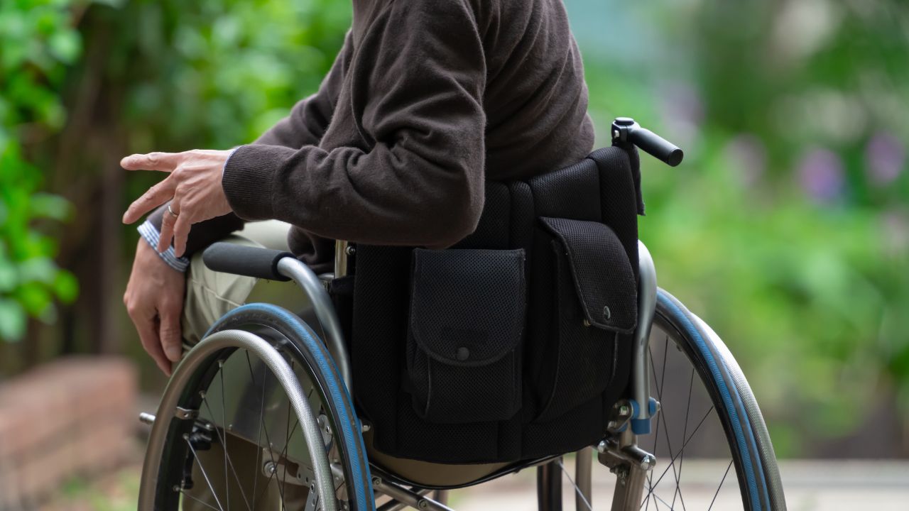「老人ホームを3回変わることになるとは…」年金月17万円の79歳父、転居のたびに50歳娘が感じた後悔
