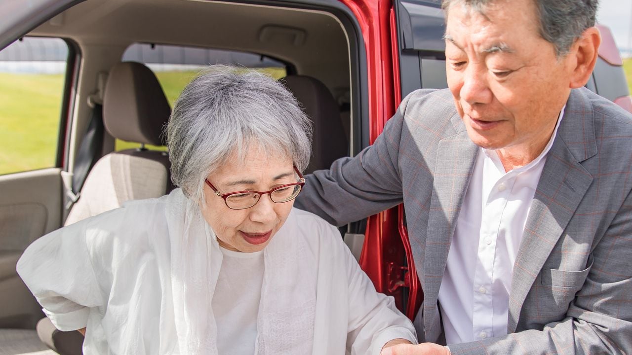 「なぜ、こんな目に遭わなければ…」〈退職金2,000万円〉60歳夫婦、定年祝いの〈海外旅行〉目前、思い描いたライフプランが突如崩壊したワケ