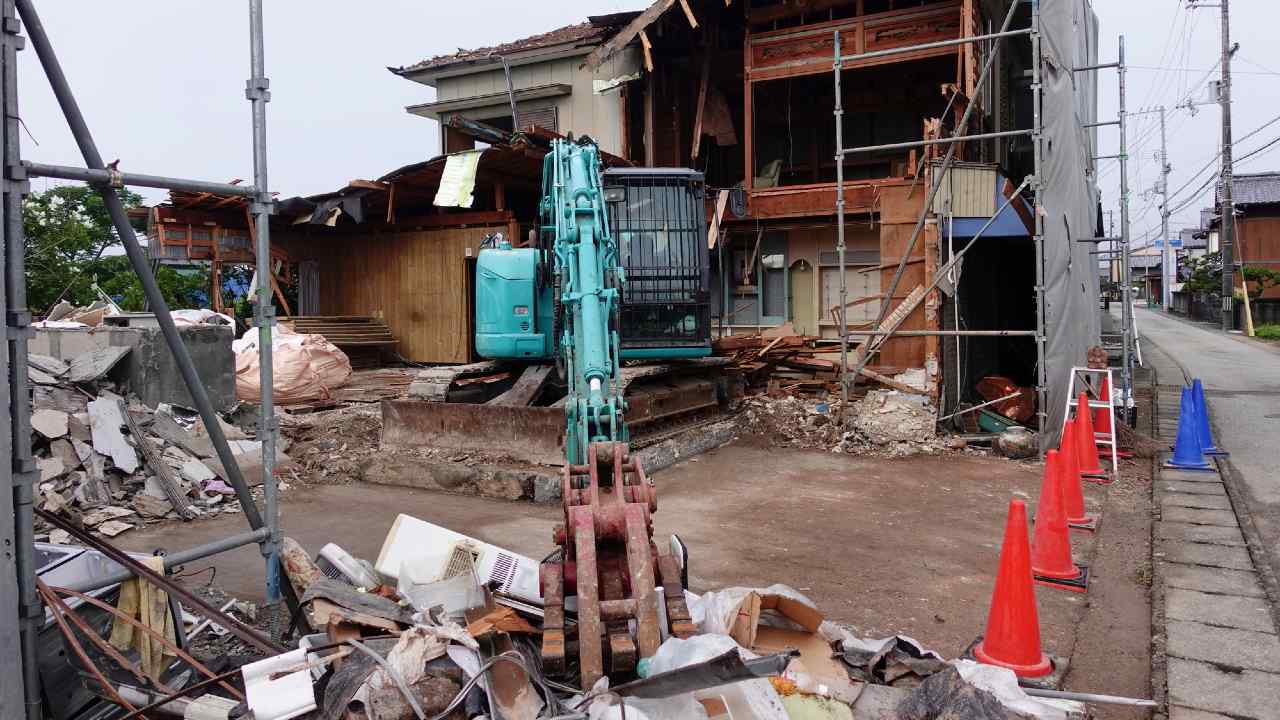 老朽化したアパートを取り壊し、自宅を建てる場合の税務処理