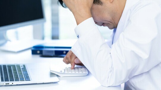 同じ時間働いて減給か、就業時間延長で現状維持か…シビアすぎる「医師の給与事情」