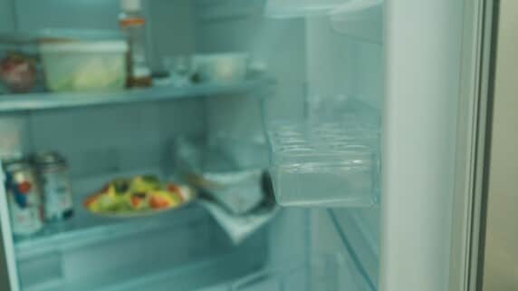 「心配するな、食べているから」年金月12万円・73歳男性の台所…訪ねた娘が見た〈ほとんど空の冷蔵庫〉