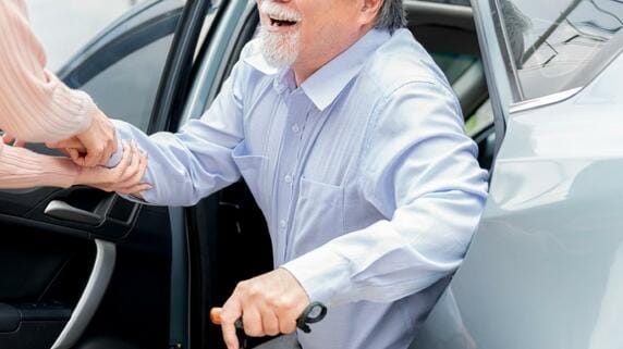 ごめんね、お父さん…〈年金月15万円・83歳父〉施設入居が決定。引っ越し前夜に見せた〈優しい笑顔〉に、57歳長女「涙が止まらなかった」ワケ