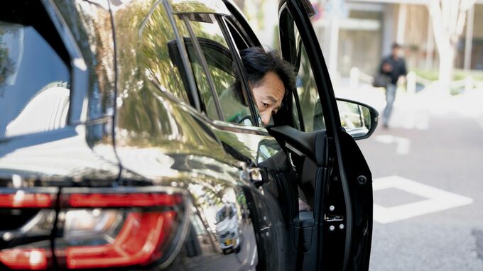 「年金なんて端金だ」と豪語した70歳男性。月収65万円だった役員時代のプライドを捨てられず、家族に内緒で“深夜バイト”…日本年金機構からの〈全額支給停止〉通知を隠す“どん詰まり”【FPが解説】