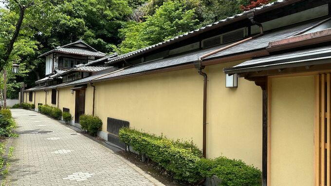 豊かな庭園の緑を借景にした「過剰無き美邸」…MODEL CODE 細川庭園 惜欅の家