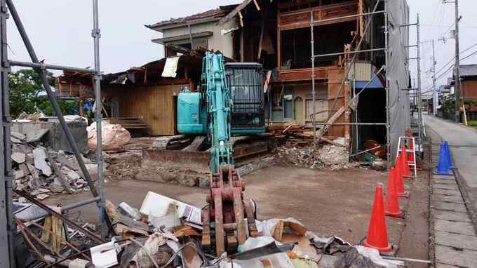 老朽化したアパートを取り壊し、自宅を建てる場合の税務処理