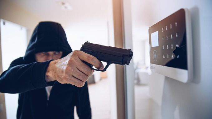 ピストルを突きつけてロレックスを奪った強盗犯も、税務署で「確定申告」の手続きをしなければいけないワケ