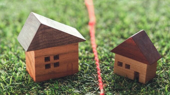 恐ろしい…勝手に境界線を越えてくる隣人、放っておくと自分の土地が「奪われる」ワケ【中央大学法学部教授が解説】