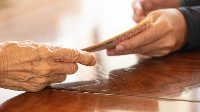 「計算が合わない…」〈年金月10万円〉の80歳母へ仕送り月17万円。催促を受けた56歳長男が帰省して知った“もう一つの送金先”