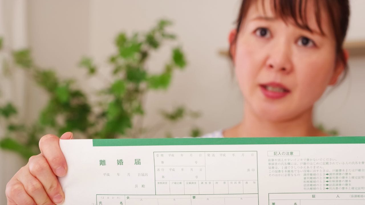 後悔しかありません…年金月22万円の65歳元公務員夫、定年退職日に妻から「熟年離婚」を突き付けられたワケ