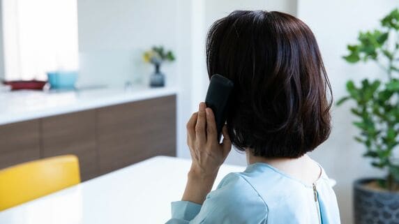 専業主婦になるのが夢なんだ…私大卒・大手企業で働く娘が漏らした「まさかのひと言」。“教育費1,500万円超”捻出のため節約・労働に励んだ53歳母の「口には出せない本音」
