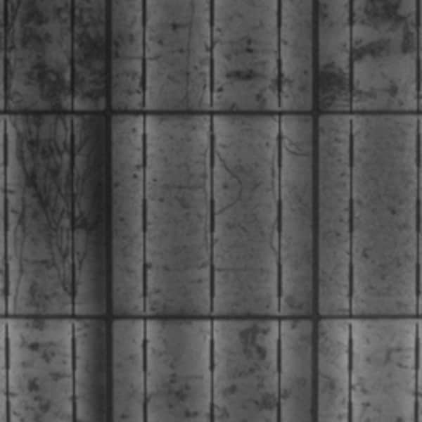 セル中央のインターコネクター付近及びセルの右側に発生しているクラックが映し出されている。また付近のセルにも無数のクラックが生じている。There are cell cracks around the cell interconnector in the middle and on the right side of the cell. Also, neighboring cells show multiple cracks.