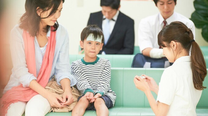 病院の待合室では何が起こっているのか？妻のせいで胃が痛い男